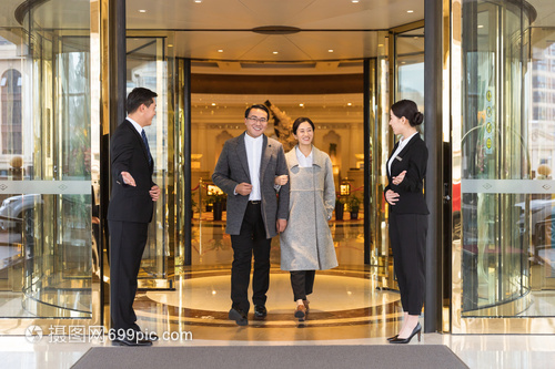 酒店管理服務(wù)人員迎送顧客與餐飲管理